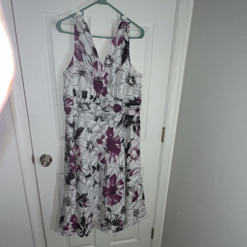 Robbie Bee White Purple Black Floral Sleeveless A-Line Knee Dress V-Neck 18W